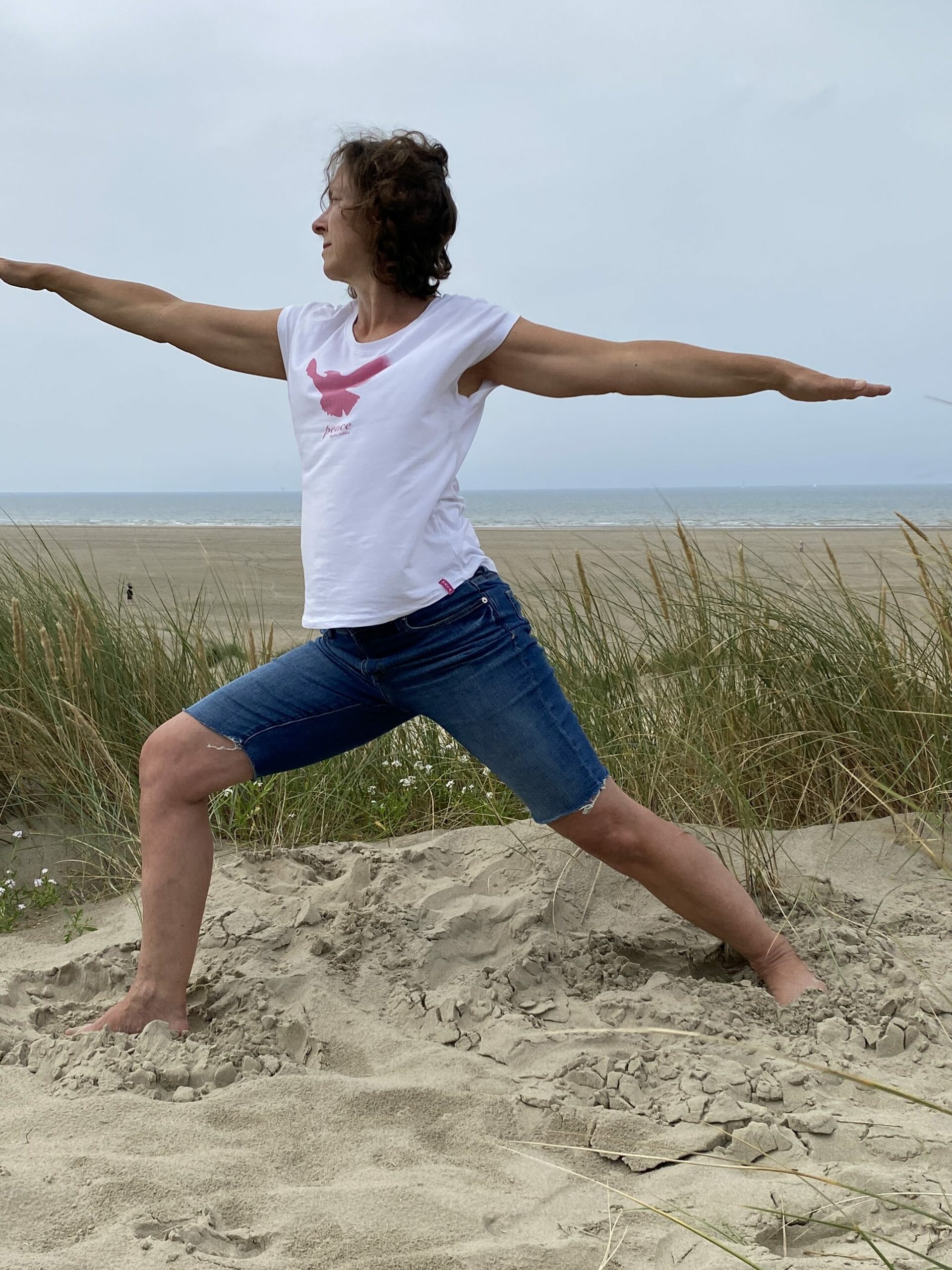 Yoga Helden Stellung am Strand